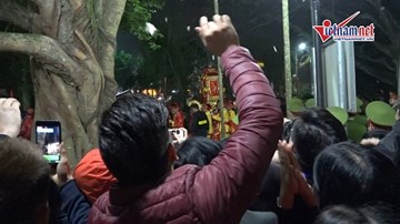 Vo viên tiền lẻ thi nhau ném vào kiệu đền Trần