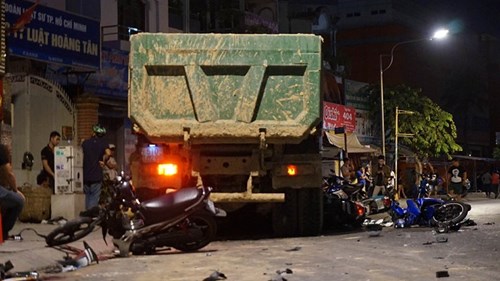 Vụ tông xe hàng loạt: ‘Người và xe la liệt như lá rụng trên đường'