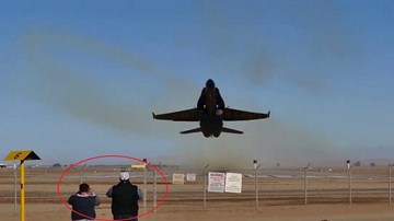 Tiêm kích 'Ong bắp cày' Mỹ liều lĩnh cất cánh sát đầu người