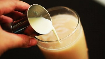 Đổ trà vào sữa hay đổ sữa vào trà mới đúng?