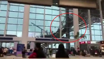 Gió dữ dội thổi sập mái sân bay, hành khách bỏ chạy tán loạn