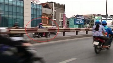 Phụ nữ 'hiên ngang' chạy xe máy ngược chiều trên cầu, suýt đấu đầu xe buýt