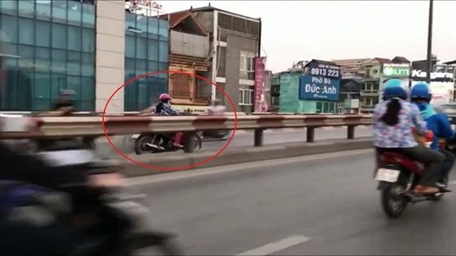 Phụ nữ 'hiên ngang' chạy xe máy ngược chiều trên cầu, suýt đấu đầu xe buýt