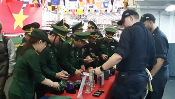 Gian hàng đặc biệt trên tàu sân bay Mỹ thăm Đà Nẵng