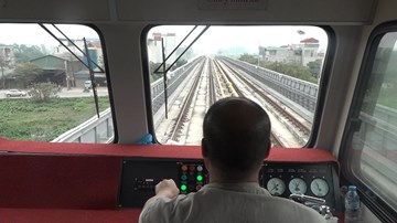 Ngắm Hà Nội qua kính lái tàu Cát Linh – Hà Đông