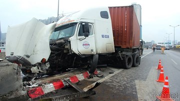 Xe container đâm nát dải phân cách, vành đai 3 tắc khủng khiếp