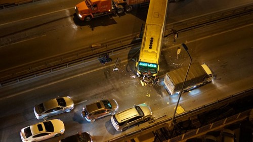 Hà Nội: Xe khách đâm xuyên thanh chắn, vành đai 3 ùn dài trong đêm