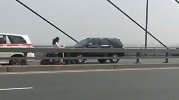 Nữ sinh đầu trần, phóng xe điện ngược chiều trên cầu Nhật Tân