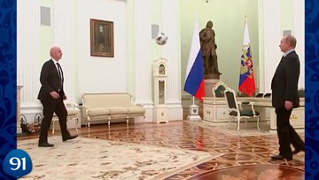 Xem Putin trổ tài tâng bóng trong điện Kremlin