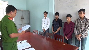Khởi tố 4 thanh niên xúc phạm Quốc kỳ