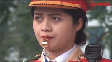 Được tặng bóng bay 8/3 giữa lúc làm nhiệm vụ, nữ CSGT xinh đẹp xúc động