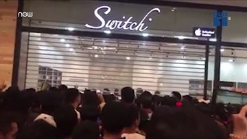 11.000 người chen chúc xếp hàng chờ mua iPhone giá hơn 1 triệu đồng