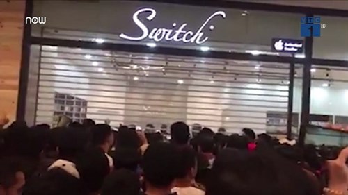 11.000 người chen chúc xếp hàng chờ mua iPhone giá hơn 1 triệu đồng