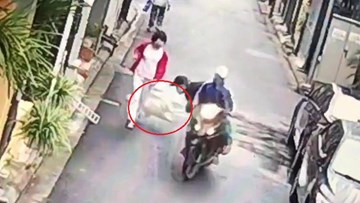Cẩu tặc liều lĩnh quăng thòng lọng cướp chó đang đi dạo cùng chủ