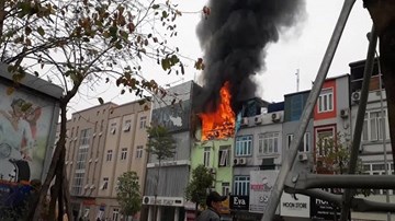 Nhà cháy ngùn ngụt ở Ô Chợ Dừa, Hà Nội