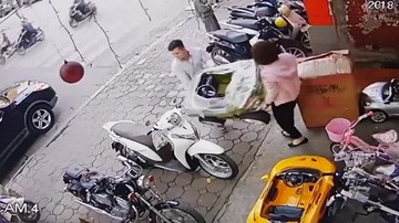 Em bé vặn ga khiến xe hai mẹ con tông thẳng vào người đi trên vỉa hè