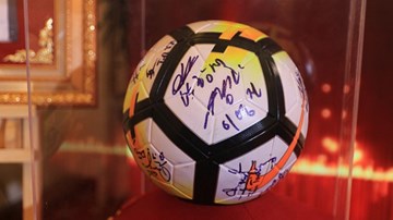 Quả bóng có chữ ký của đội U23 “đổi” được 500 căn nhà tình nghĩa