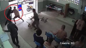 Tù nhân tự tháo xích chân, chống trả 3 cảnh sát, trốn thoát như phim