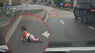 Em bé bò lổm ngổm qua đường cao tốc Quảng Ninh