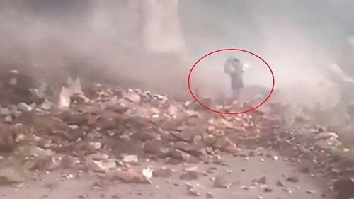 Thấy lở núi không chạy mà đứng lại la hét, người phụ nữ bị chôn sống