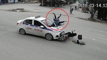 Mẹ chở con qua ngã tư không quan sát, bị taxi tông ngã văng