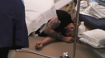 Ông bố trẻ ngất xỉu trong phòng sinh khi thấy bạn gái la hét vì đau đớn