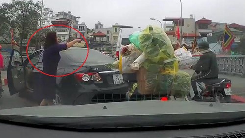 Quay đầu ô tô trên cầu giữa giờ cao điểm, nữ tài xế còn mắng người xa xả