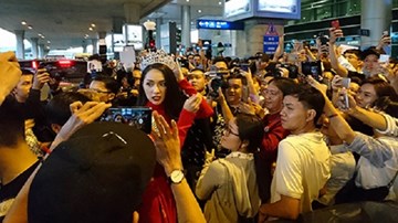 Hương Giang Idol bị fan quây kín đến nghẹt thở ngày về