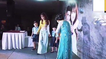 Mẹ dàn dựng kịch bản và hát tặng con gái trong ngày cưới cực cảm động