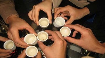 Quảng Nam: 4 người tử vong nghi bị ngộ độc rượu