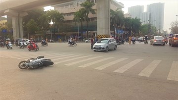 Tai nạn liên hoàn ô tô và 2 xe máy, 1 người bị thương nặng