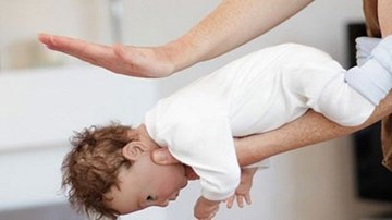Bé trai 21 ngày tuổi tử vong nghi do ngạt sữa