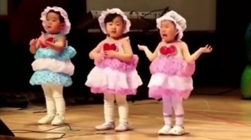 Bé gái mẫu giáo sợ đám đông đến phát khóc vẫn múa đúng bài