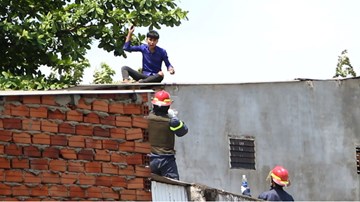 Thanh niên nghi ngáo đá leo nóc nhà dân, tấn công cảnh sát