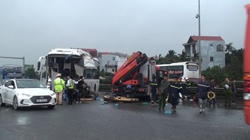 Xe khách tông xe cứu hỏa, 4 cảnh sát chữa cháy bị thương