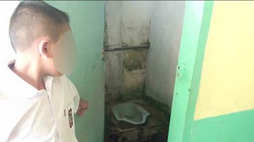 Liếm nhà vệ sinh vì quên làm bài tập?