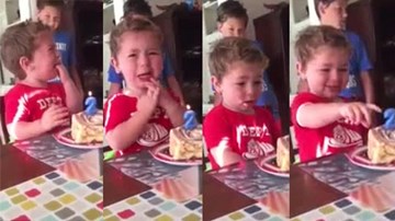 Cậu bé 2 tuổi òa khóc khi thổi nến sinh nhật vì sợ ...bị già đi