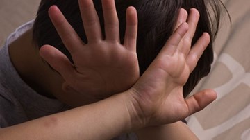 Tâm sự bé trai bị kẻ lạ chích ma túy và lạm dụng tình dục