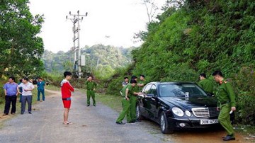 Cả gia đình tử vong trong ô tô Mercedes: Bí ẩn trần xe bị cháy?