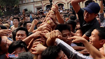 Trai tráng đè đầu, cưỡi cổ tranh nhau khúc tre để sinh con trai