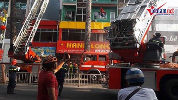 Giải cứu 19 người mắc kẹt trong đám cháy khách sạn ở Sài Gòn