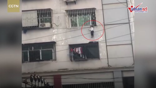 Kẹt đầu vào 'chuồng cọp' chung cư, bé trai bị treo lơ lửng giữa trời