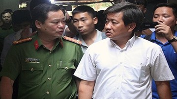 Ông Đoàn Ngọc Hải đi dọn dẹp lối thoát hiểm ở các chung cư