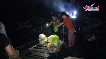 Cháy chợ ở Hà Nội: Tiểu thương lần mò trong bóng tối nhặt hàng sót lại