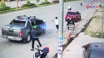 Hai băng nhóm nổ súng bắn nhau giữa đường