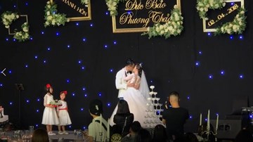 MC Đức Bảo VTV hôn đắm đuối bà xã xinh đẹp trong ngày cưới