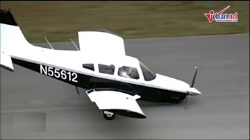 Sống sót sau cú hạ cánh kịch tính, phi công quỳ gối hôn mặt đất