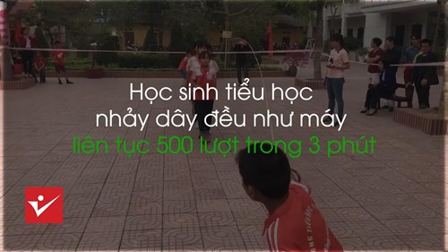 Học sinh tiểu học nhảy dây đều như máy liên tục 500 lượt trong 3 phút