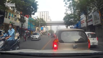 Nữ tài xế lùi ô tô đâm vào xe người khác còn hùng hổ xuống bắt đền