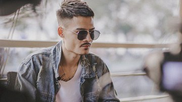 'Người lạ ơi', 'Em gái mưa' qua giọng hát thật của Hoa Vinh